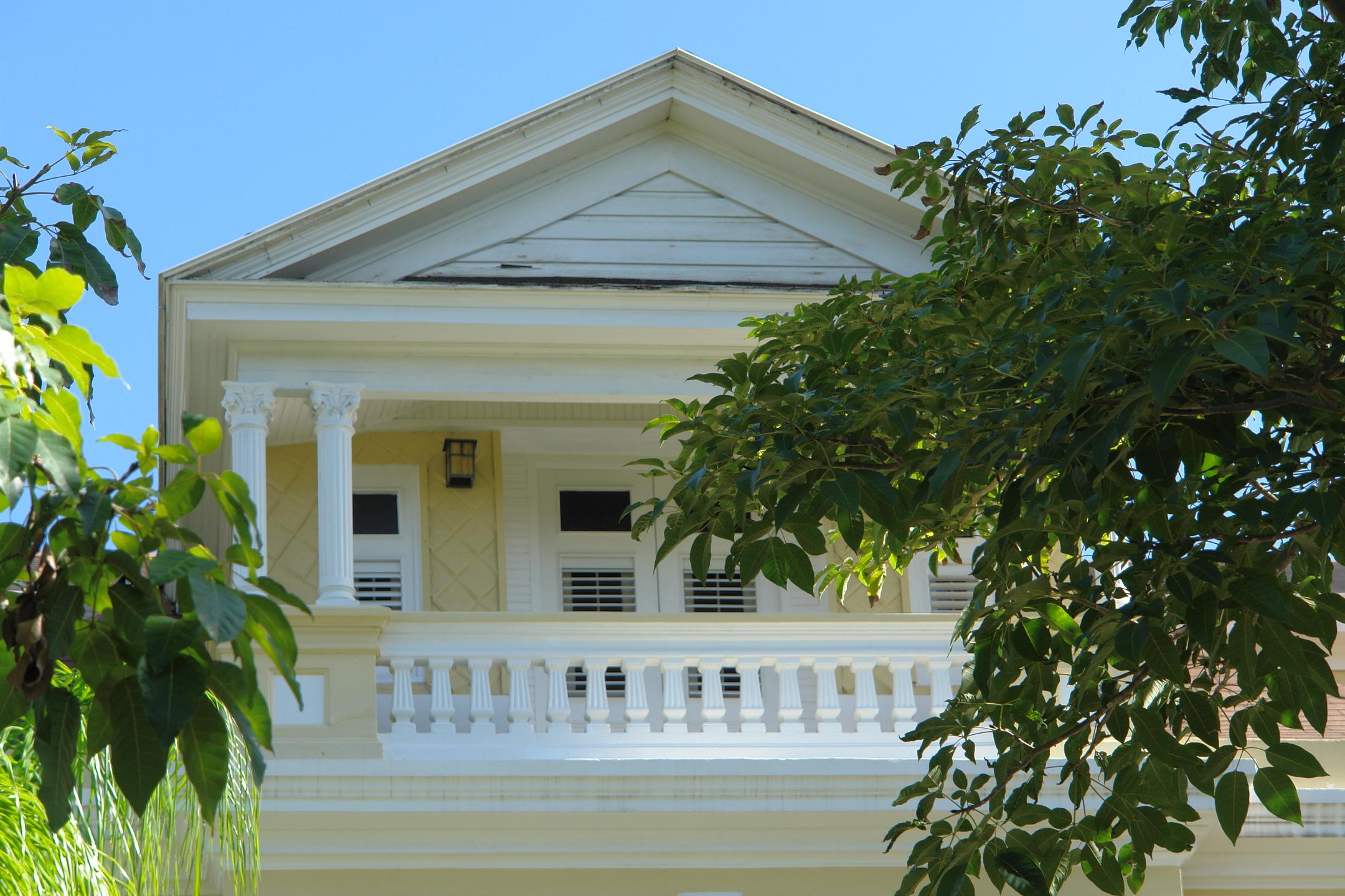 Casa La Giralda - Avenida Miramar, esquina calle Marti 651 - San Juan (Miramar) - 2011 00022